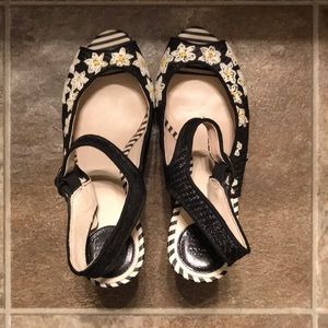 Lucky Penny Wedges Size 7